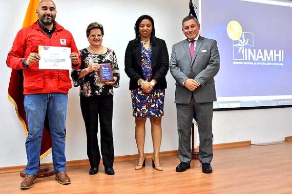 ecuador-met-service-award-for-joint-fbf-work-with-red-cross