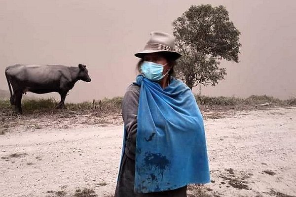 Ecuador Red Cross assists residents threatened by volcanic ash