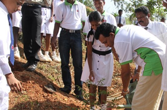 Red Cross helps Sri Lanka’s children ‘plant a tree to save the planet’