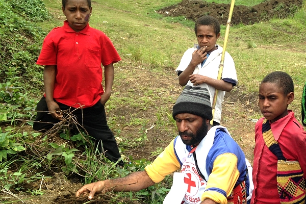 Red Cross volunteers assist communities affected by El Niño in Papua New Guinea