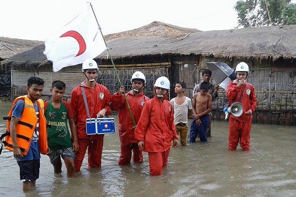 Over 55,000 community volunteers help move half a million people out of harm’s way before Cyclone Roanu strikes Bangladesh