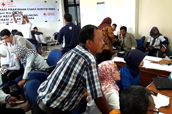 red-cross-partners-for-resilience-help-indonesian-fishermen-read-the-web-and-the-waves
