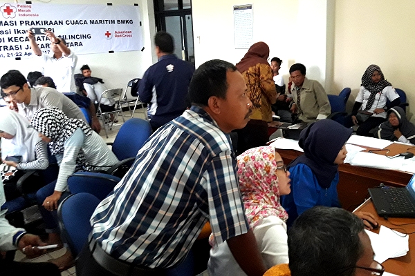 Red Cross, Partners for Resilience help Indonesian fishermen read the web (and the waves)