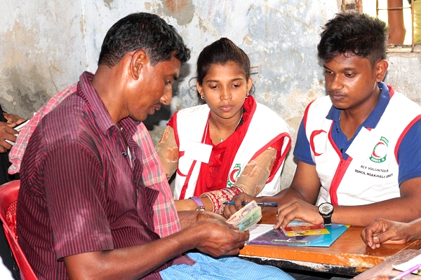 Bangladesh Red Crescent Society distributes FbF cash to households in the path of Storm Mora