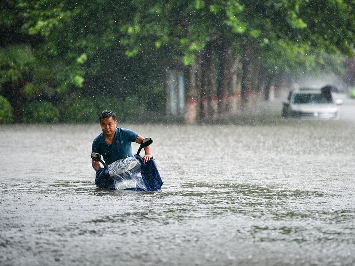 China floods: ‘Massive rescue and relief efforts’